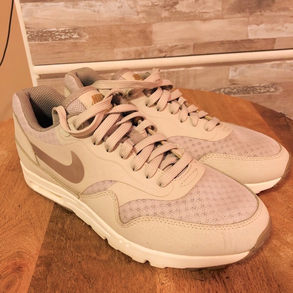 beige color nike shoes